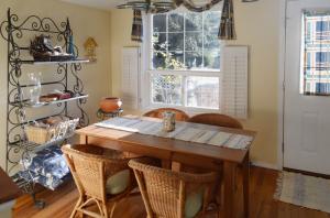 Billings-Cottage-dining-area-2b