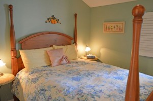 main bedroom with queen bed  